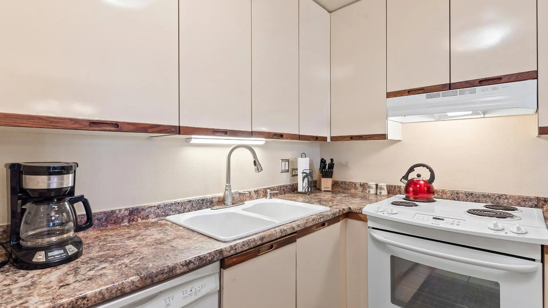 Kamaole Sands 4-407 - Ocean Views, King Beds, Spacious Layout, Split-Ac, Wi-Fi Wailea  Holiday home